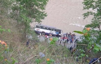 डोटीमा बस दुर्घटना हुँदा १२ जना घाइते, १८ महिने बच्चा बेपत्ता